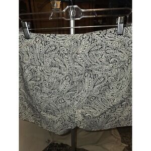 7th Avenue Design Studio Size L Shorts. 17"-19" Waist , 11" Rise, 4" Inseam...